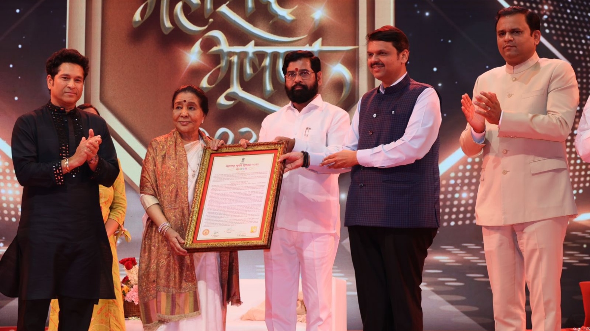 Legendary singer Asha Bhosle gets awarded with ‘Maharashtra Bhushan 2021’ | Photos