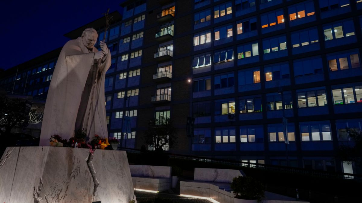 Paus Francis menghabiskan malam dengan damai di rumah sakit meskipun ada masalah pernapasan
