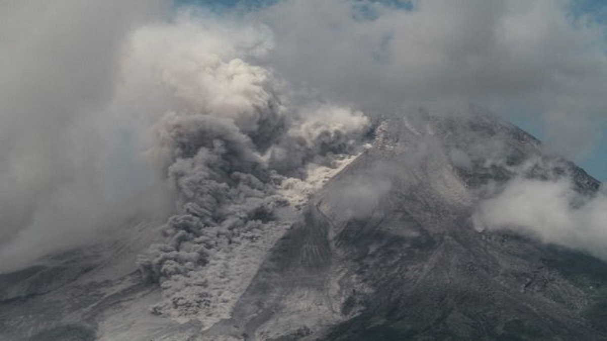 Indonesia Mount Merapi Volcano Spews Hot Clouds Lava In New Eruption