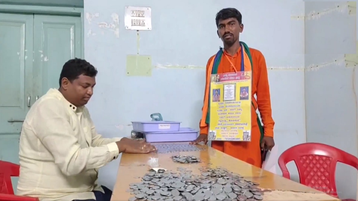 Karnataka elections 2023: Independent candidate pays his deposit money entirely in one rupee coins | VIDEO