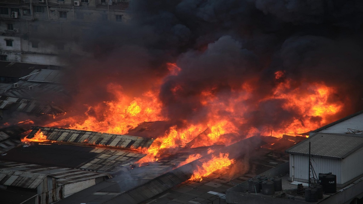 Bangladesh: Massive blaze sweeps through Bangabazar clothing market; no casualties reported