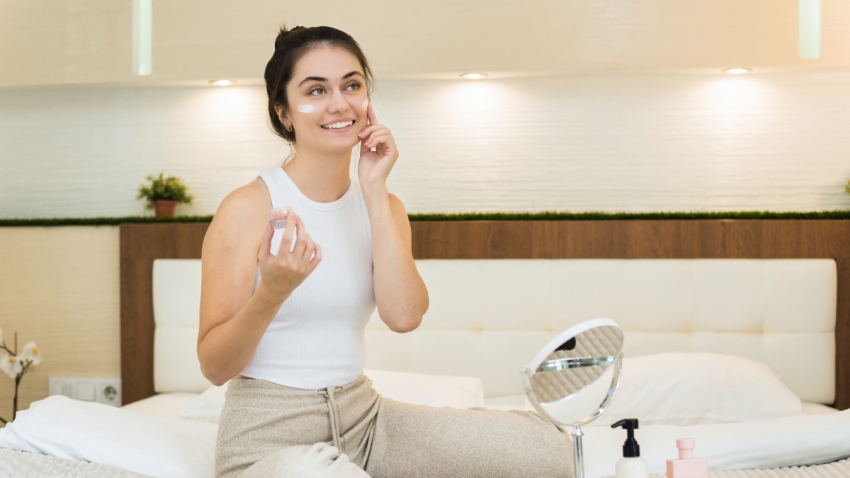 5 reasons why you need to wear sunscreen indoors