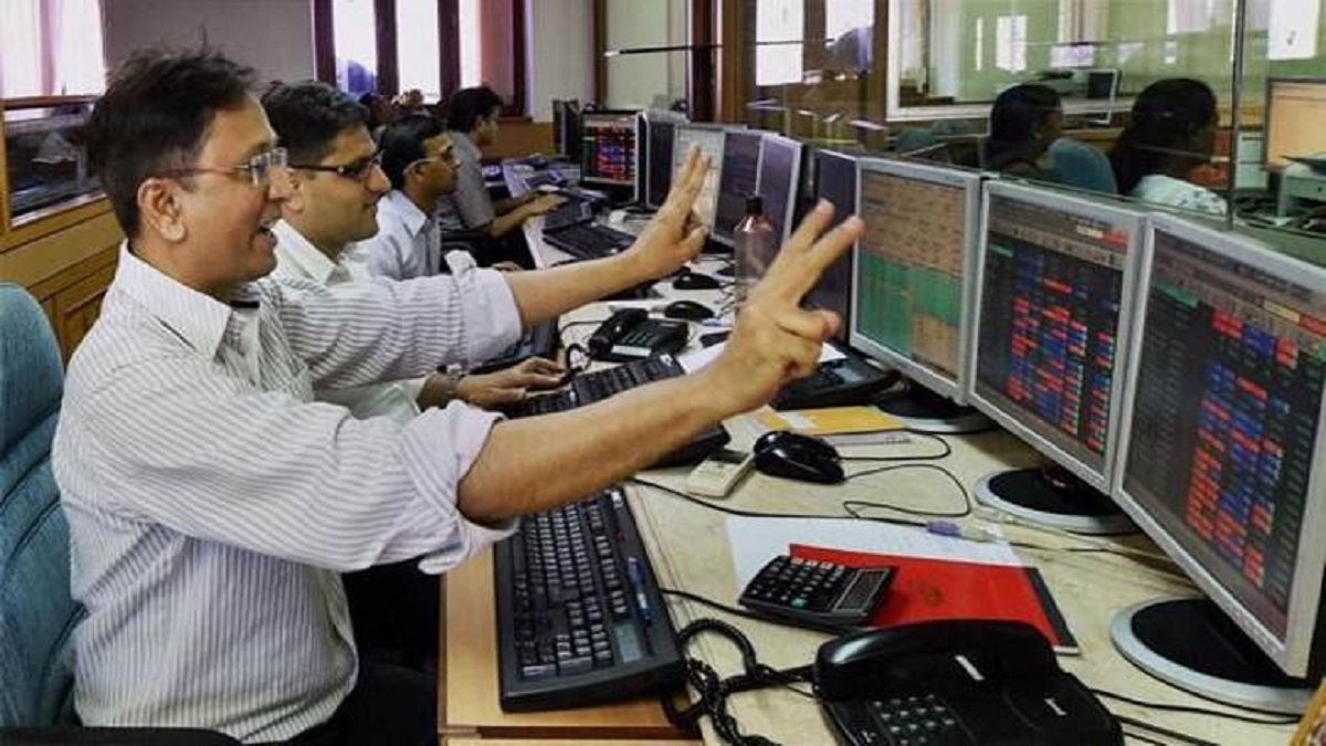 Pasar ekuitas reli di awal perdagangan saat Sensex Nifty menanjak Rupee naik 5 paise menjadi 82,67 melawan dolar AS