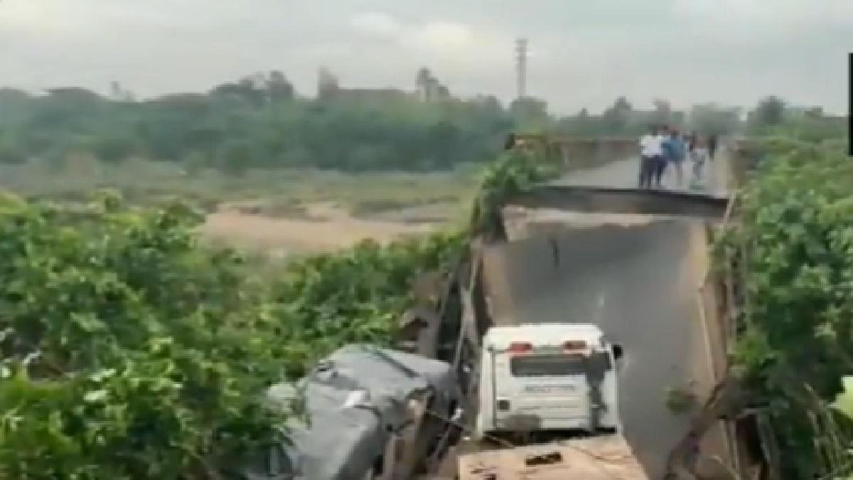 Andhra Pradesh: Bridge over Bahuda River collapses in Srikakulam | VIDEO