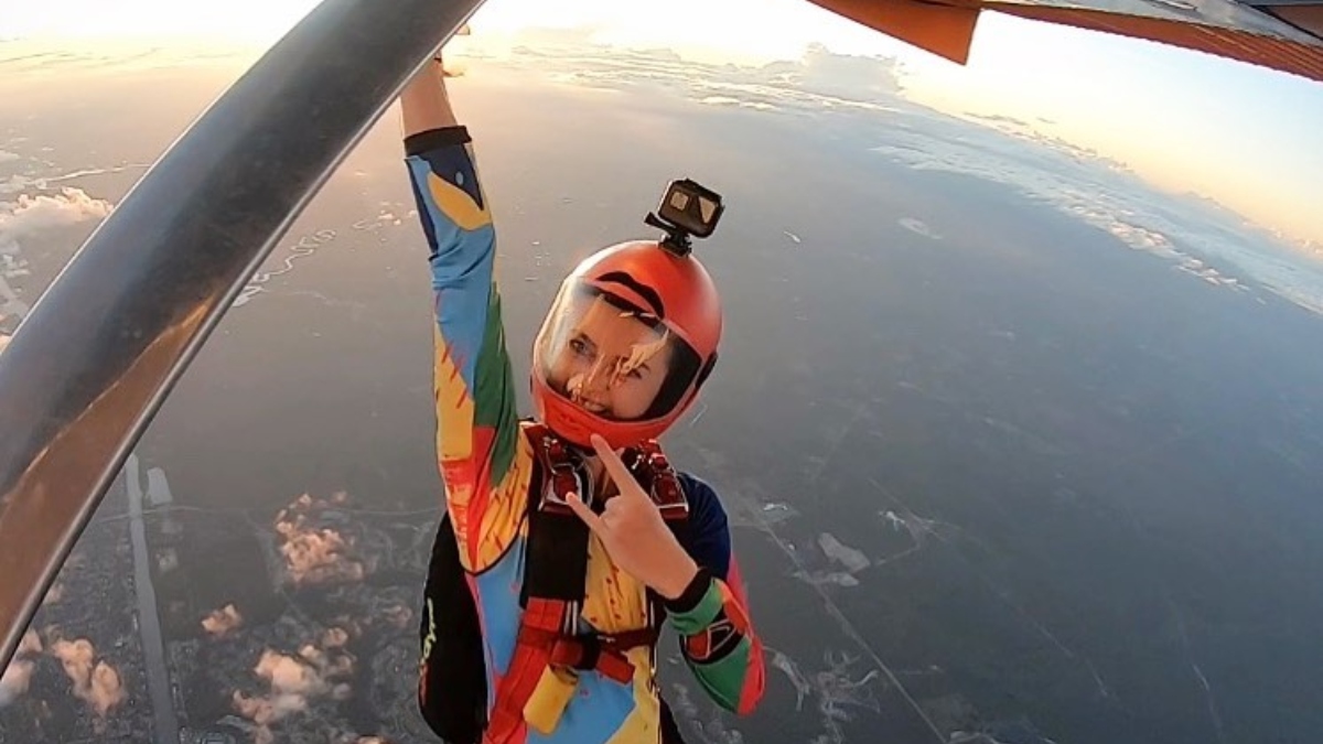 Woman performs skincare and applies makeup while skydiving from 10,000 ft. Internet REACTS