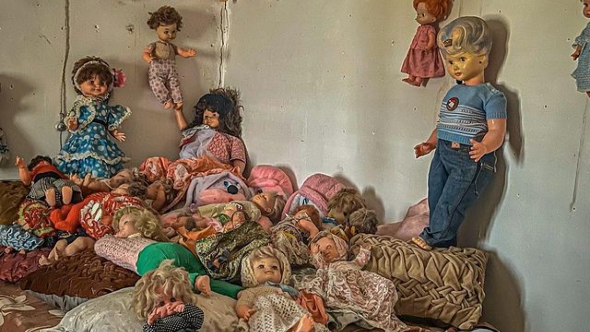 Inside 'cursed' home filled with 1,000 dolls heartbroken mum hoarded after  children died - World News - Mirror Online