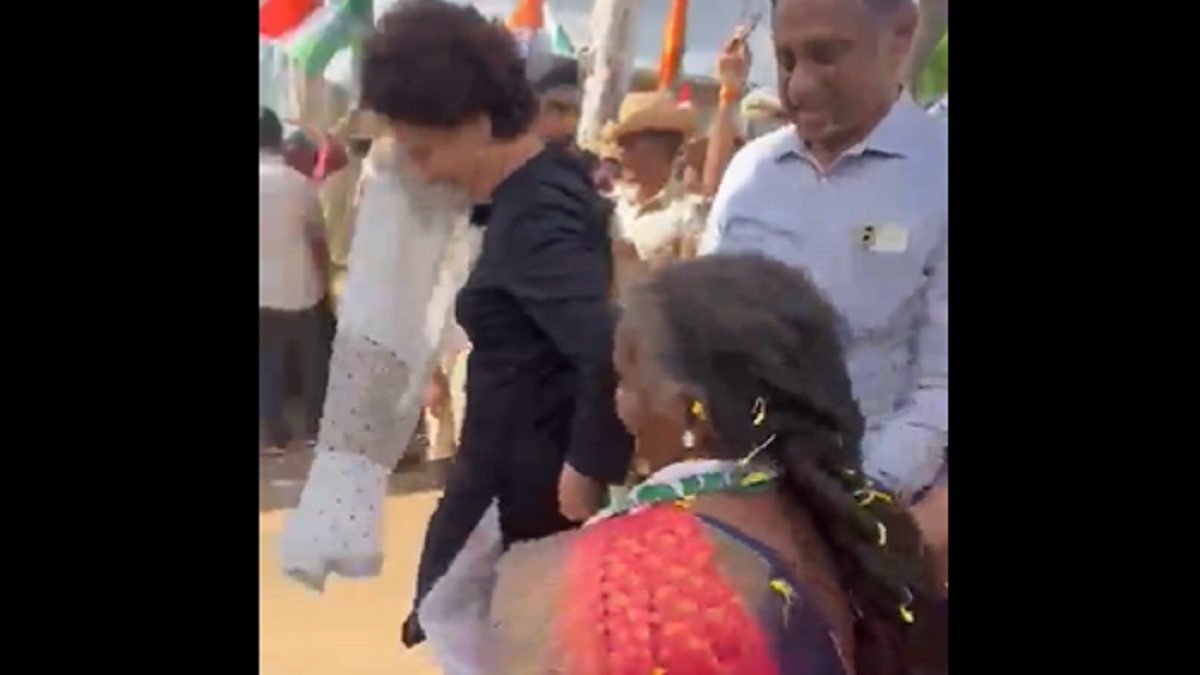 Priyanka Gandhi Steps Down From Campaign Vehicle To Bring Sanitation ...