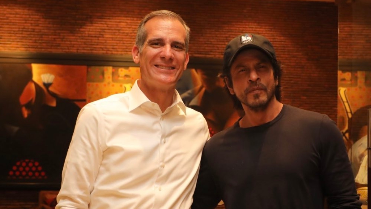 US Ambassador Eric Garcetti meets Shah Rukh Khan at Mannat, asks 'time for my Bollywood debut?"