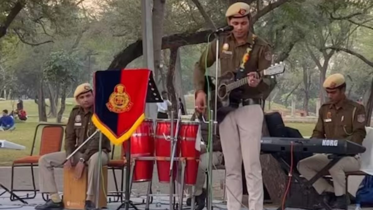 Viral Delhi cop sings Kishore Kumar’s Pyaar Deewana Hota Hai, netizens say beautiful. Watch