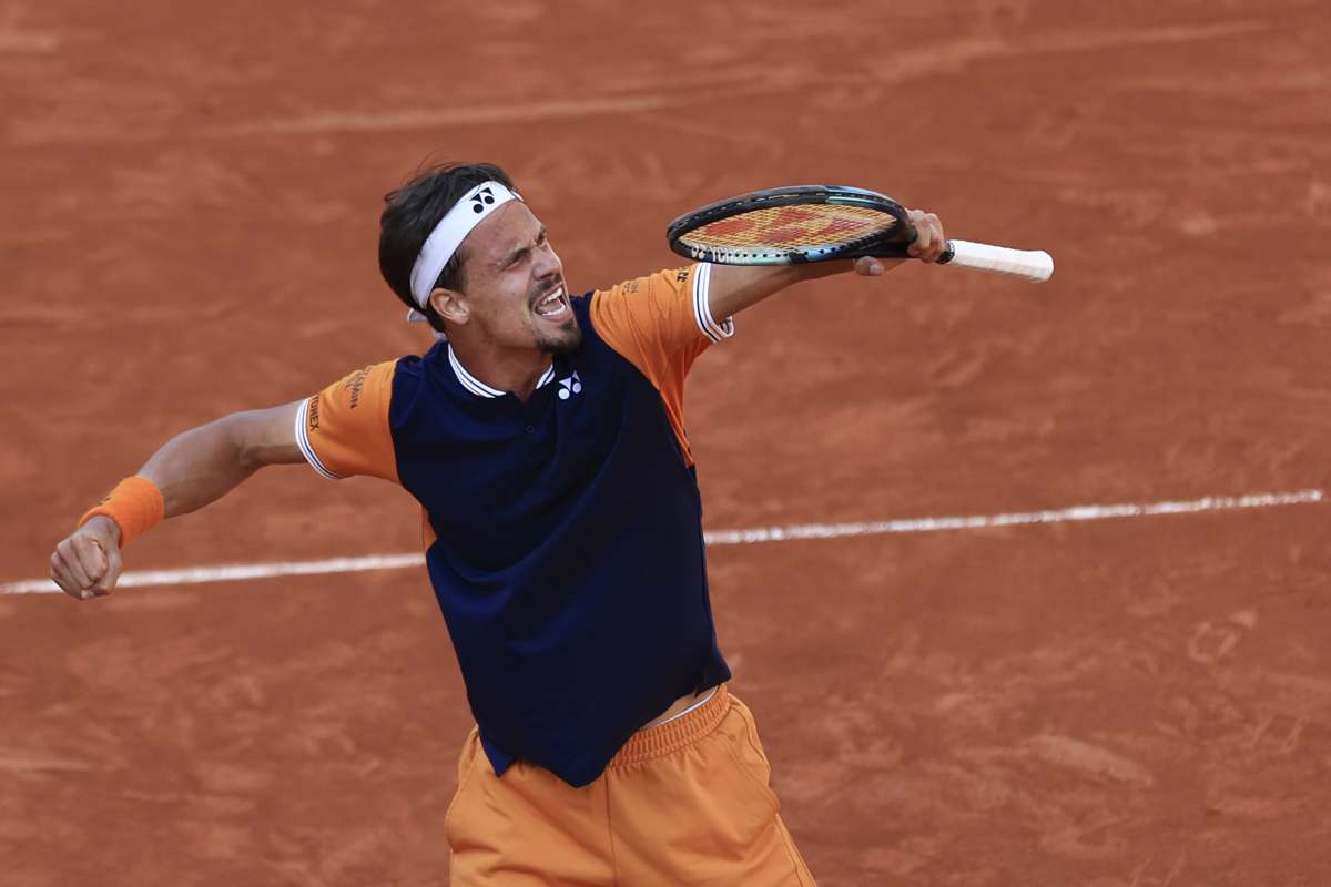 Daniel Altmaier knocks out 8th seed Jannik Sinner in a five-set thriller in French Open Tennis News