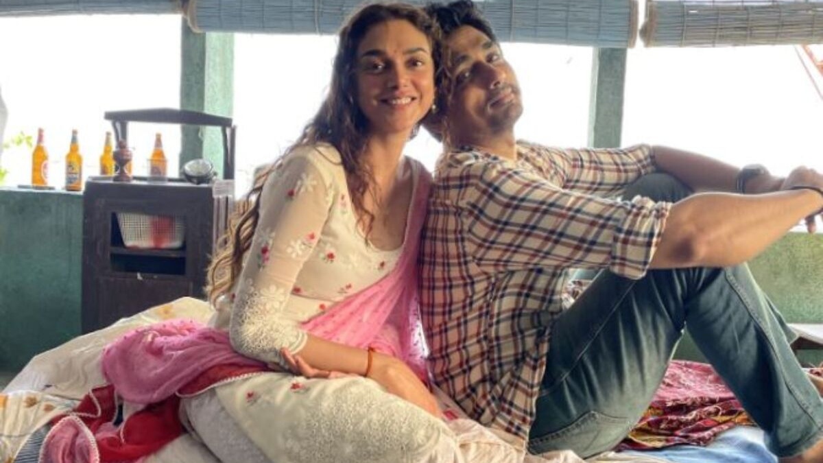 Aditi Rao Hydari poses with rumoured boyfriend Siddharth as they head for vacation together