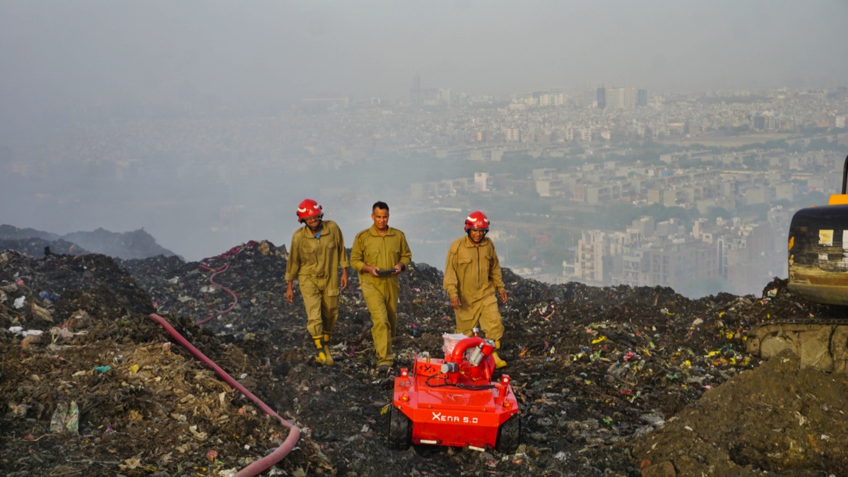 Delhi: Remote-controlled robots douse fire at Ghazipur landfill site | VIDEO