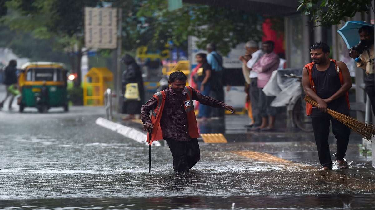 Delhi-NCR wakes up to pleasant weather, receives rain early morning | VIDEO