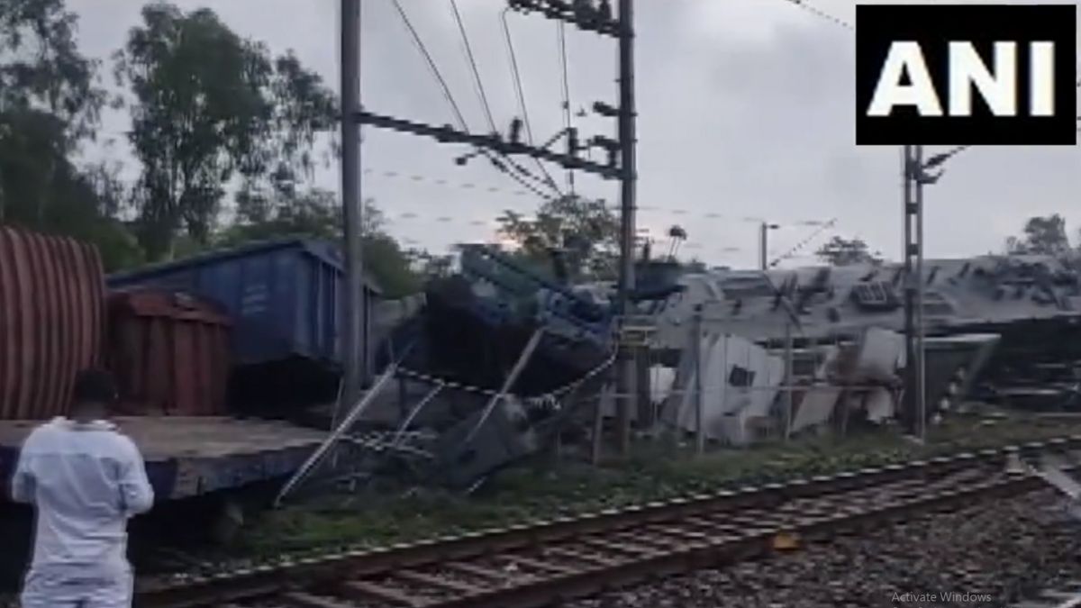 West Bengal: Two goods train collide at Onda railway station in Bankura
