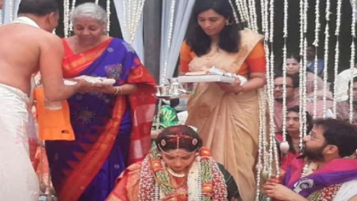 Finance Minister Nirmala Sitharaman Daughter Parakala Gets Married To Pmo Officer In Simple 3224