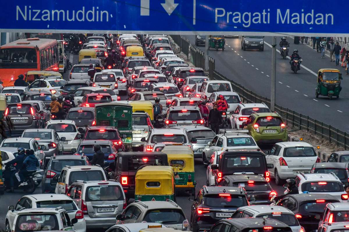 Massive traffic jams witnessed on Pune-Mumbai expressway as tourists rush for New Year holidays