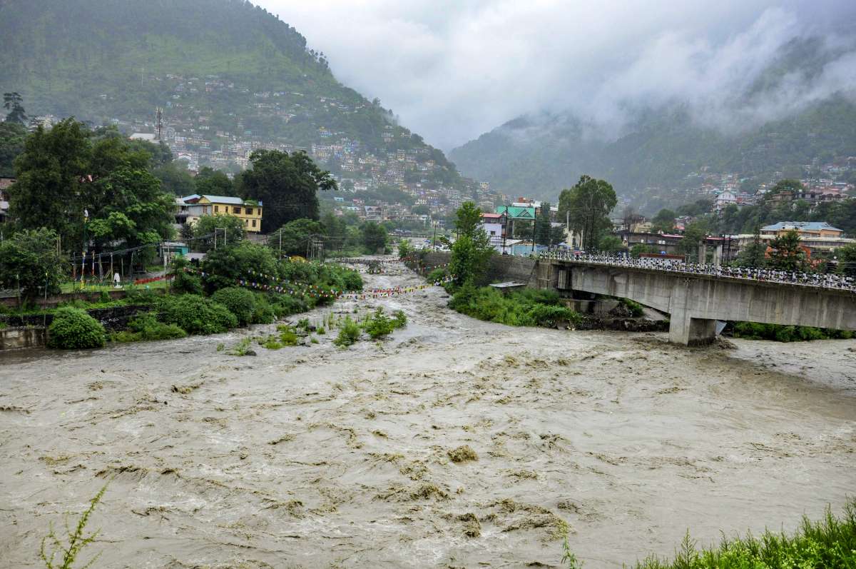 himachal-pradesh-several-vehicles-washed-away-due-to-flash-flood-in