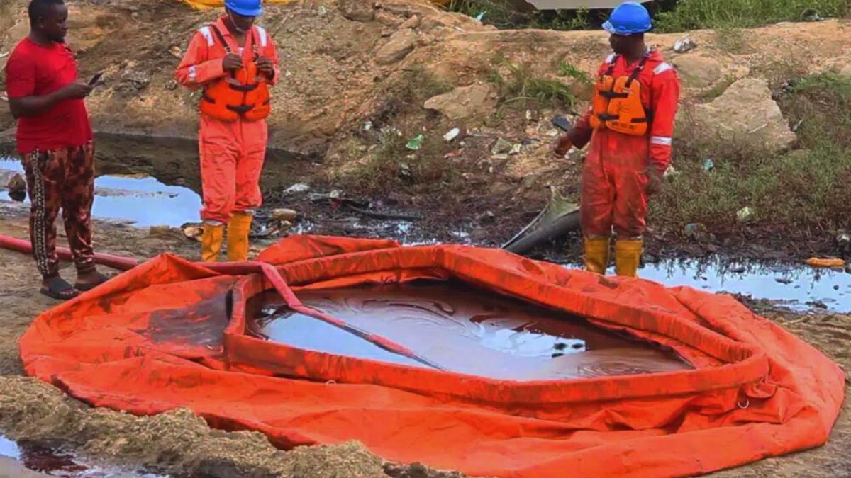 Nigeria Oil Spill From Shell Pipeline Fouls Farms And A River In A Long Polluted Part Of Niger 