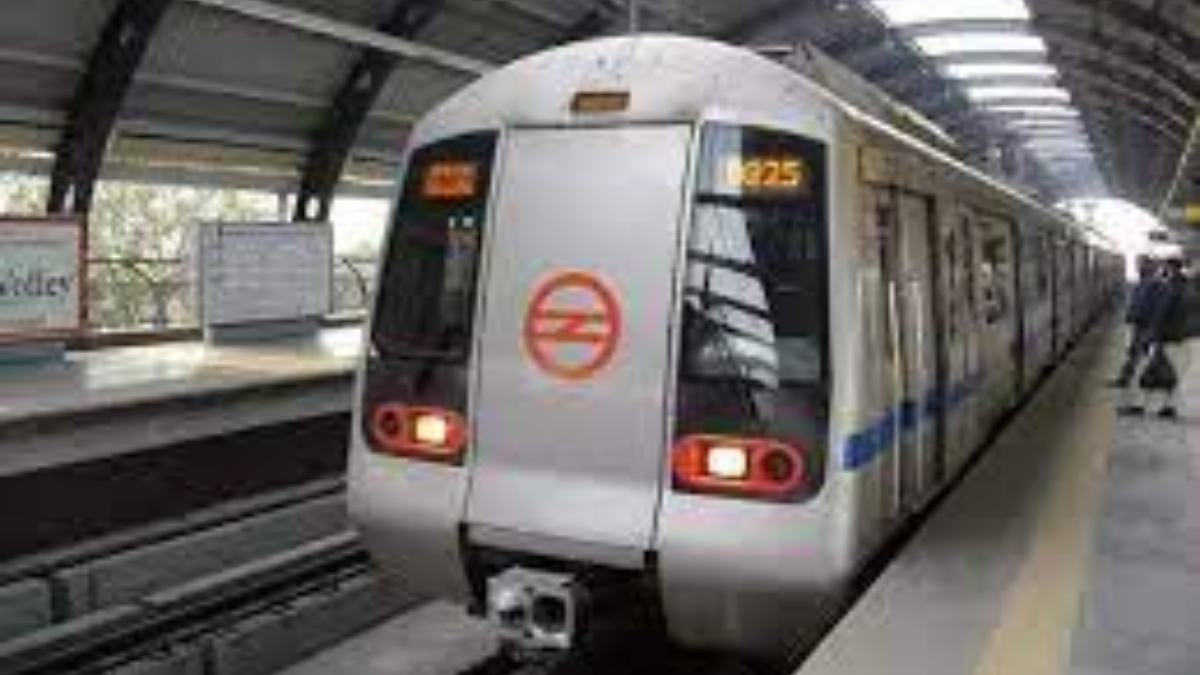 WATCH: Ugly fight breaks out between two men in Delhi Metro; video viral