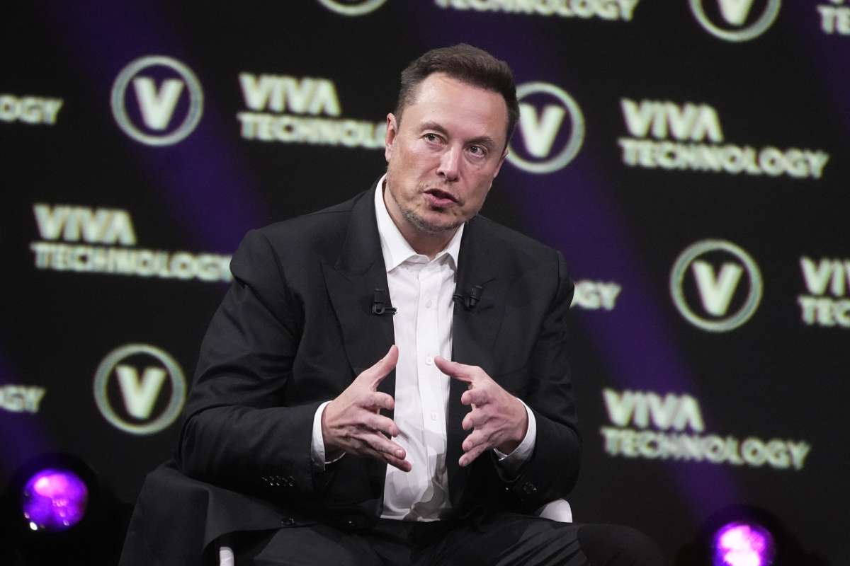 Tesla shares tumble, causing Elon Musk’s fortune to plummet to .6 billion