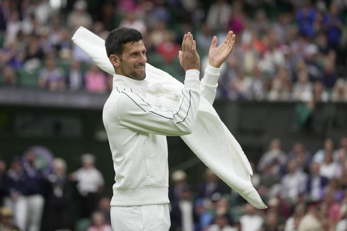 Wimbledon 2023: Novak Djokovic tries to dry court with his towel, crowd appreciates him | WATCH