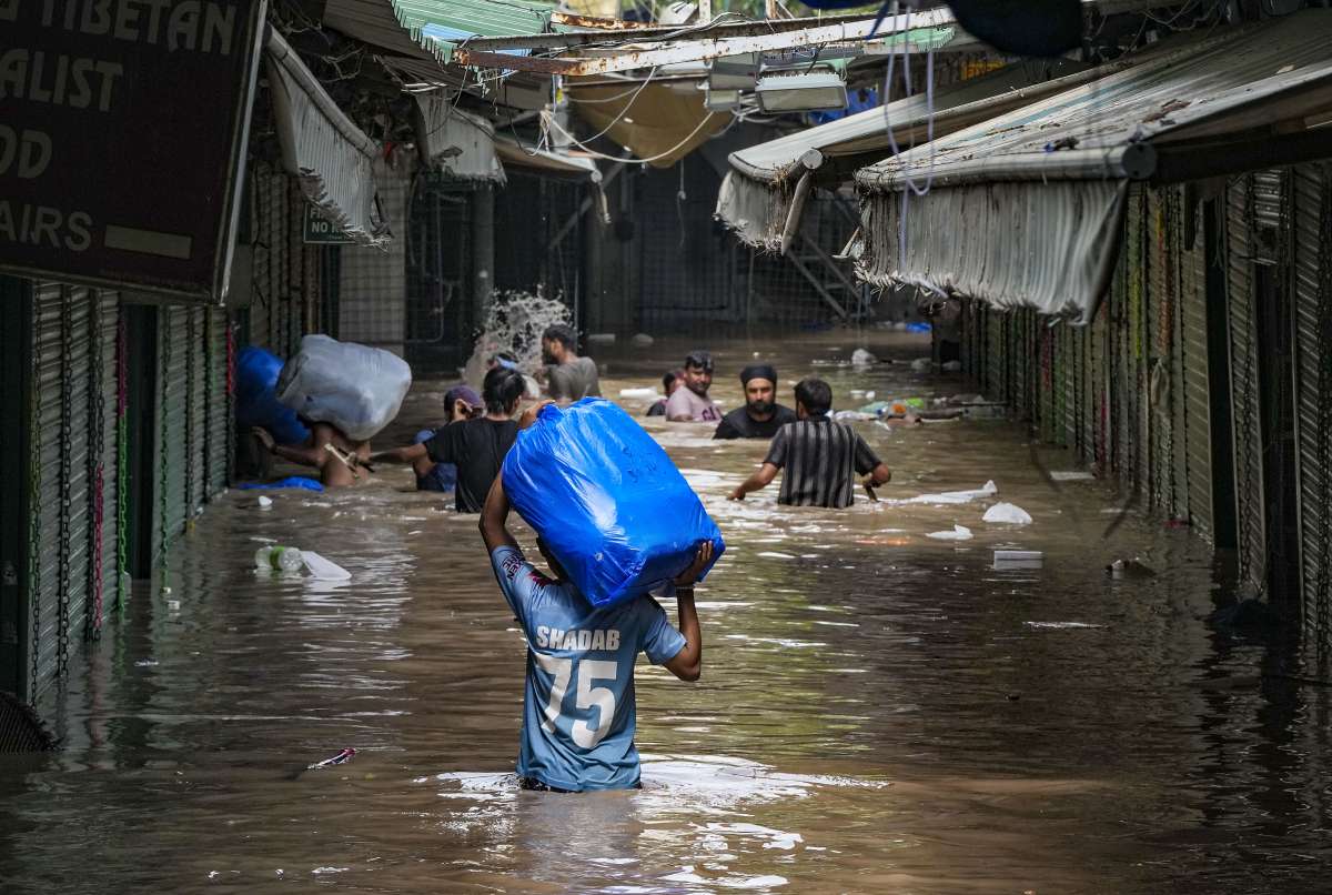 water-level-of-yamuna-continues-to-rise-flooding-near-delhi-cm-s-house