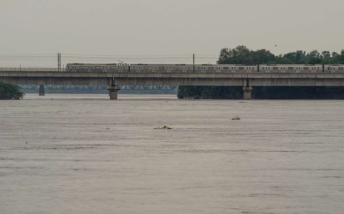 Delhi: Yamuna River Continues To Flow Above Danger Mark, Water Level ...