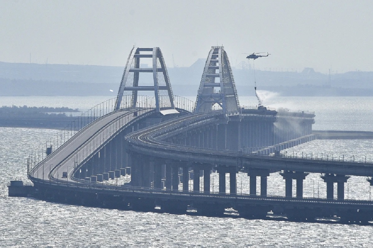 2 killed in explosions on bridge connecting Crimea with Russia