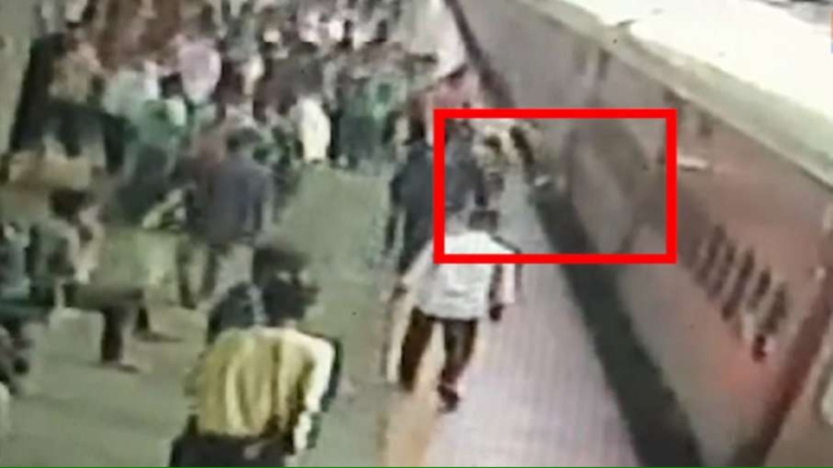 Thane: RPF Jawan risks life to save passenger who fell while trying to board train | VIDEO