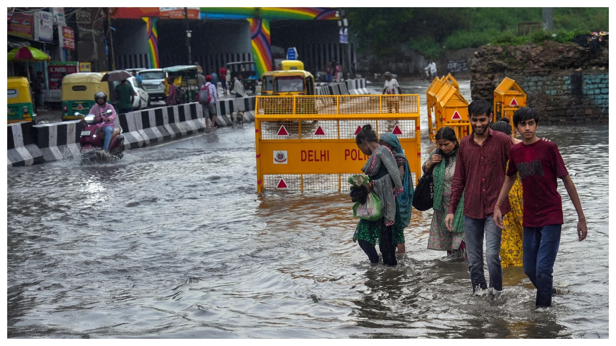 Delhi floods: Yamuna River water level decreases, educational institutions  shut | HIGHLIGHTS | India News – India TV