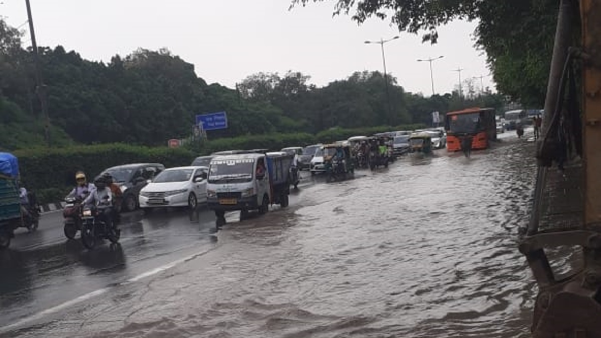 Yamuna water starts entering Delhi roads, traffic affected on Ring road between Monastery and ISBT