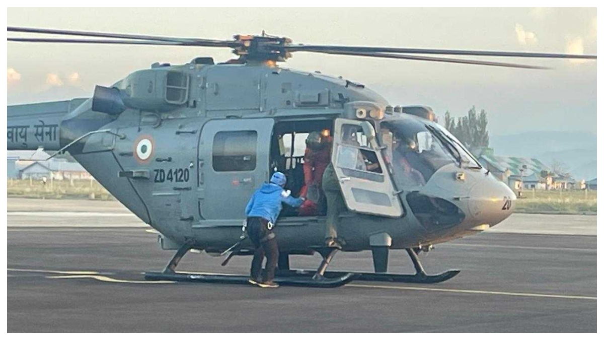 IAF rescues mountaineers stranded in Kashmir | WATCH