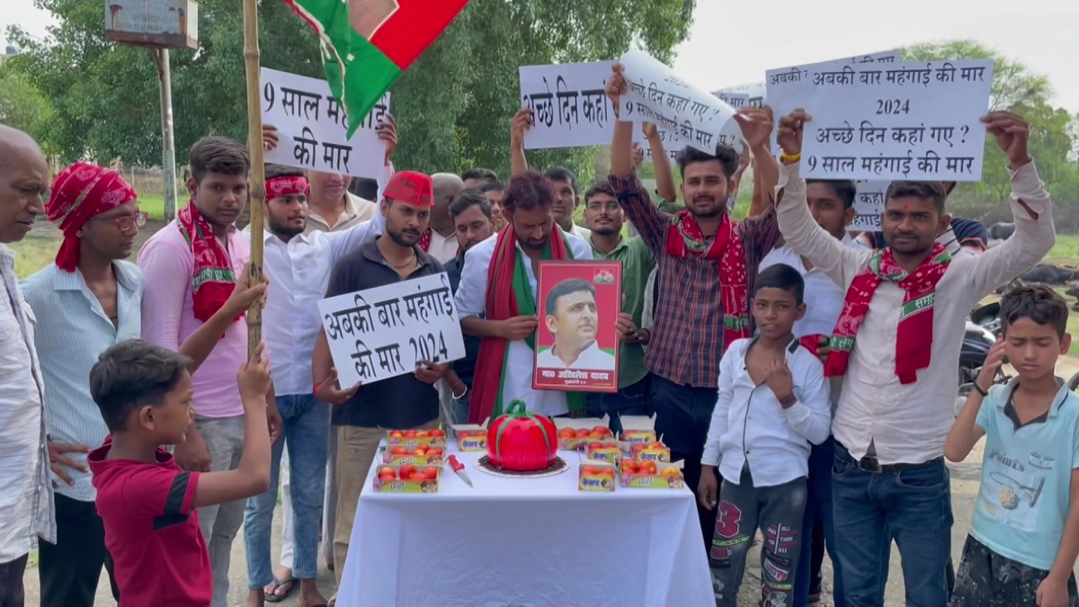 Samajwadi Party workers celebrate chief Akhilesh Yadav's birthday with 'tomato' cake amid its soaring price