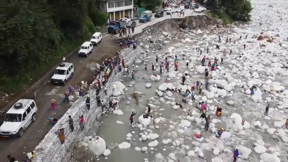 Himachal Pradesh: Vehicular traffic resumes on Manali-Leh highway after 80 hours | WATCH