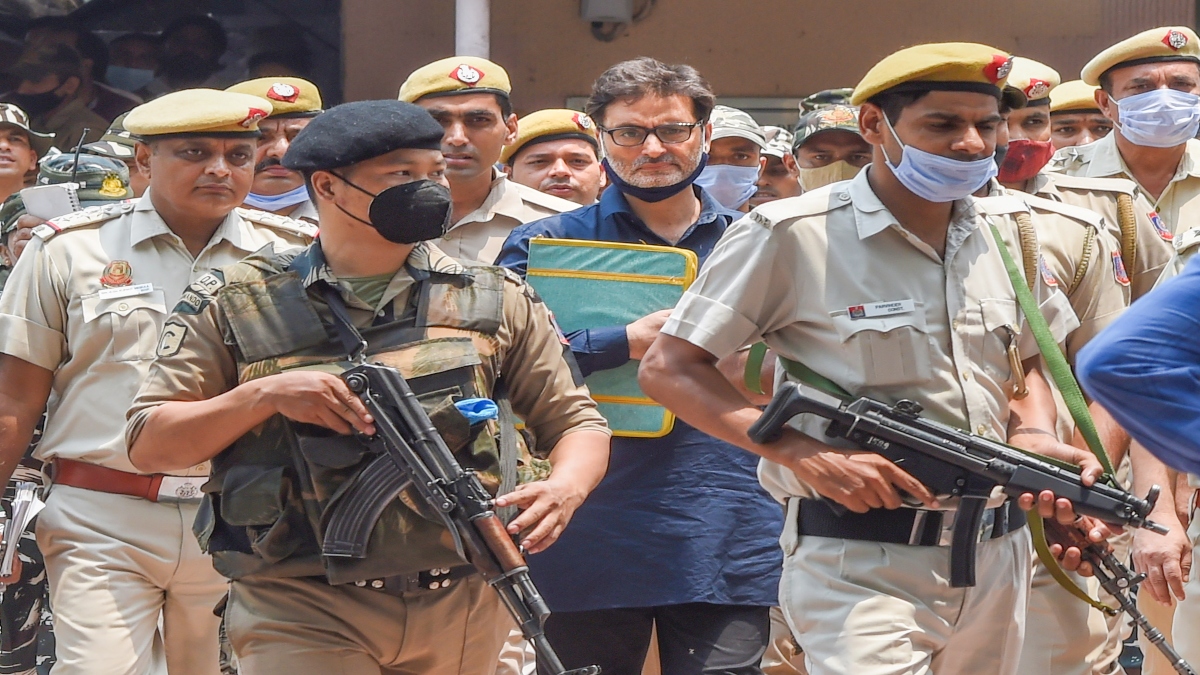 Jailed JKLF chief Yasin Malik appears in SC without court's permission, Tushar Mehta flags 'security lapse'