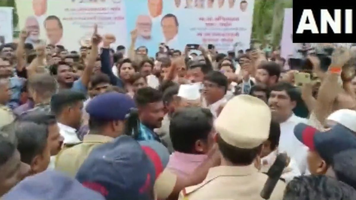 Maharashtra Political Crisis: Scuffle breaks out between supporters of Sharad Pawar, Ajit Pawar | VIDEO