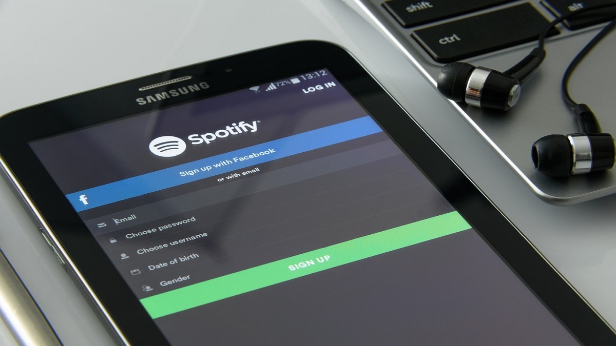 Spotify's paid subscriber base soars to 220 million, setting new highs