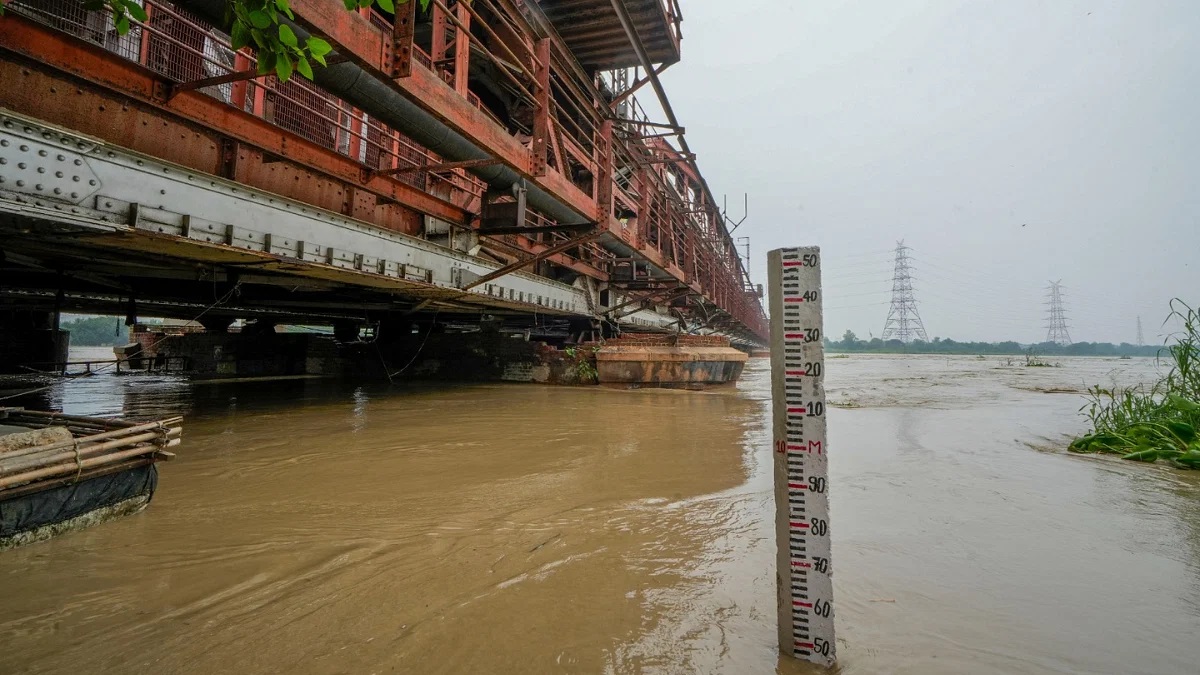 Delhi floods: Yamuna water level reaches above danger mark again at 205.84 m as waterlogging continues