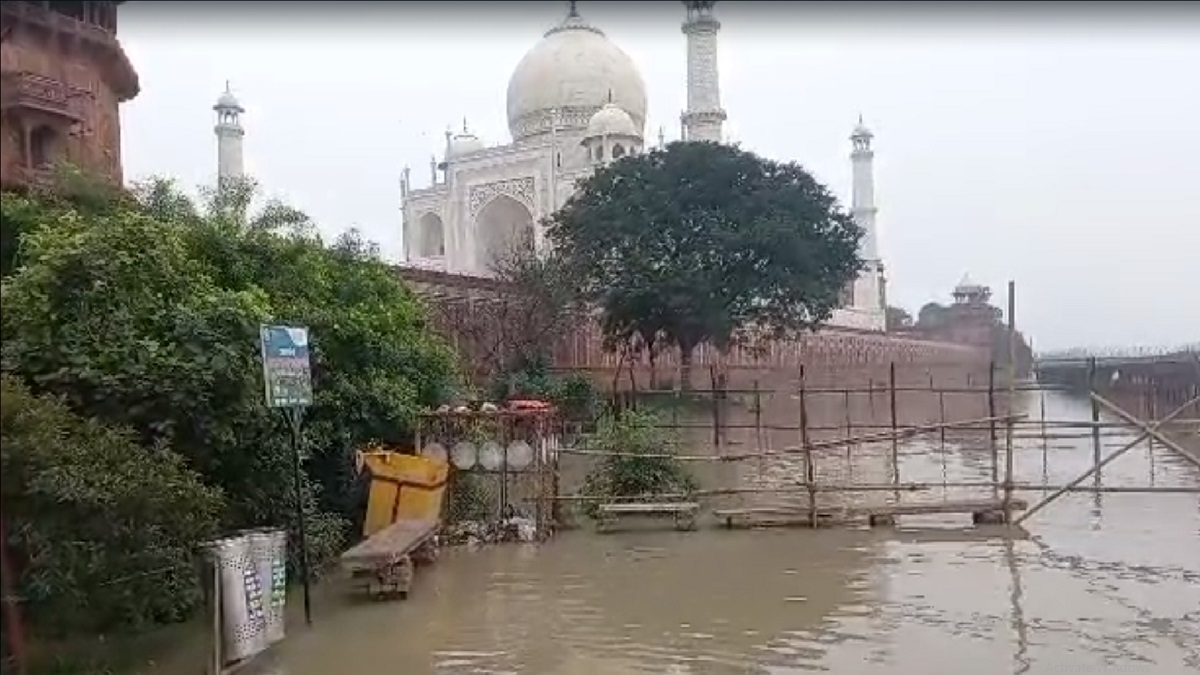 Watch video Yamuna's water touches Taj Mahal's boundary wall after