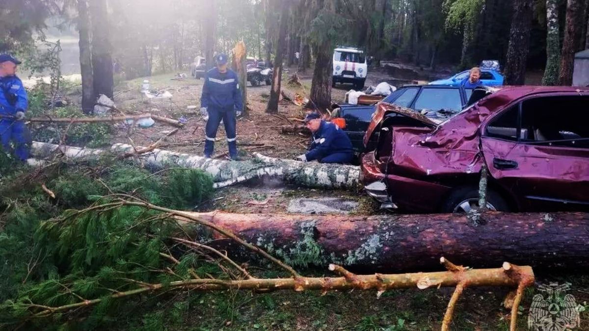 Strong winds hit a tourist camp in central Russia Strong winds hit a tourist camp in central Russia