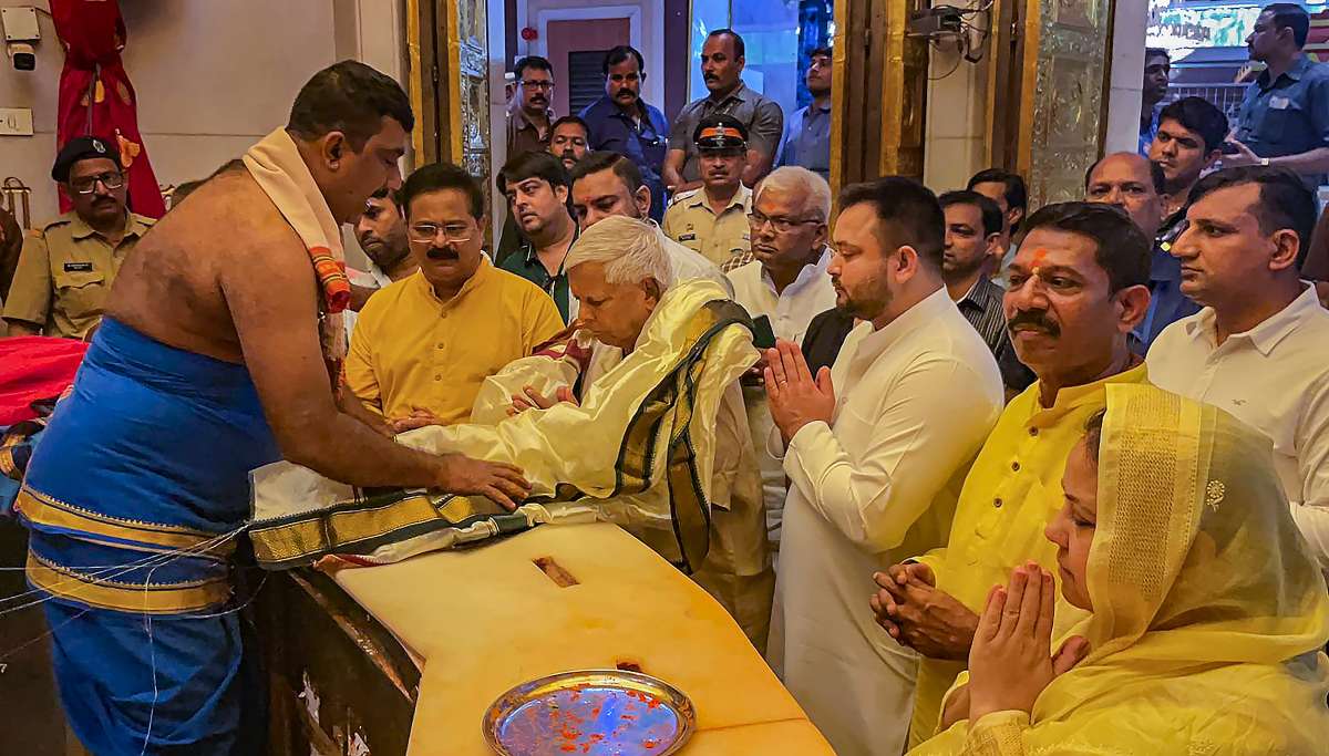 Watch Video | Lalu Yadav visits Siddhivinayak Temple ahead of I.N.D.I.A meet in Mumbai