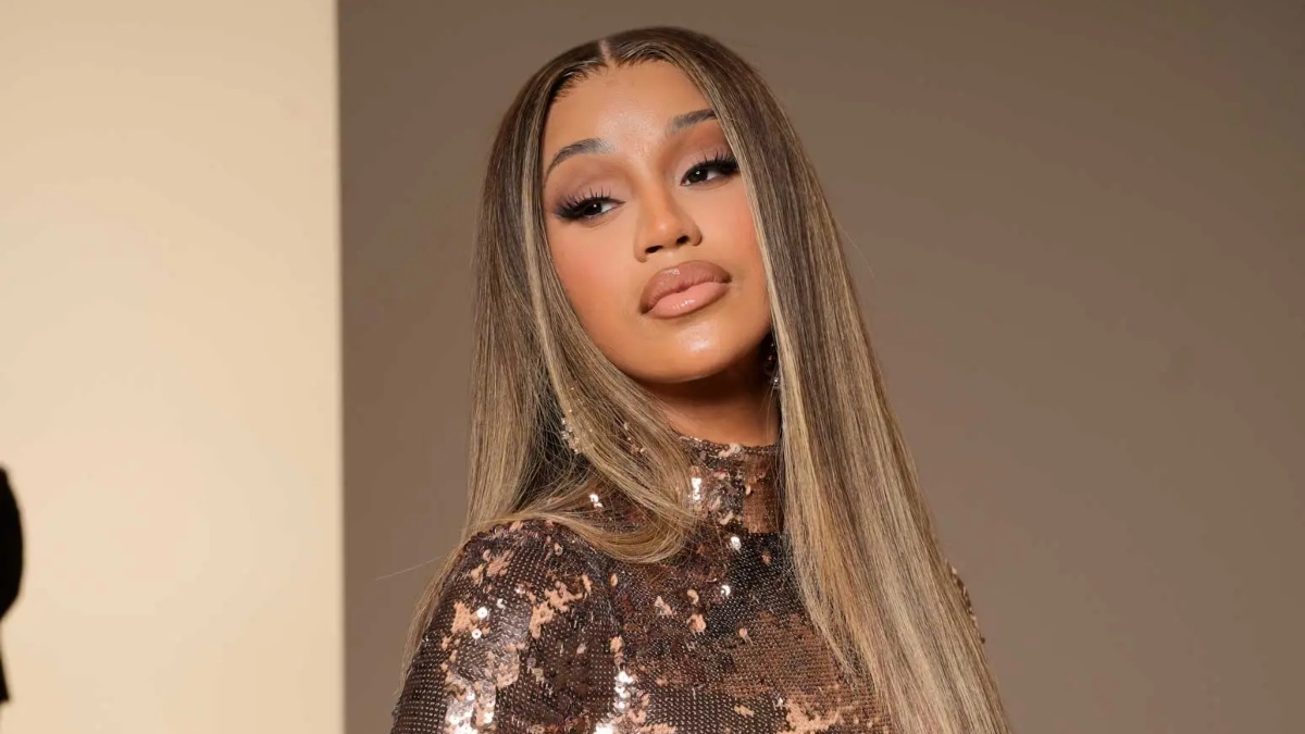 Cardi B’s Mic Which Was Thrown At Fan During Concert Is On Auction For ...