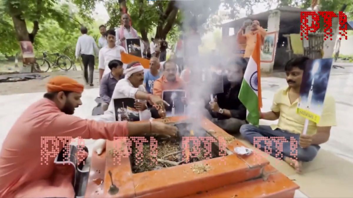 VIDEO | Residents of Varanasi perform 'havan' for success of Chandrayaan-3