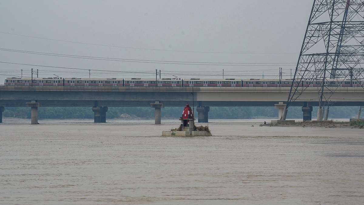 Delhi: Yamuna water level crosses warning mark, again