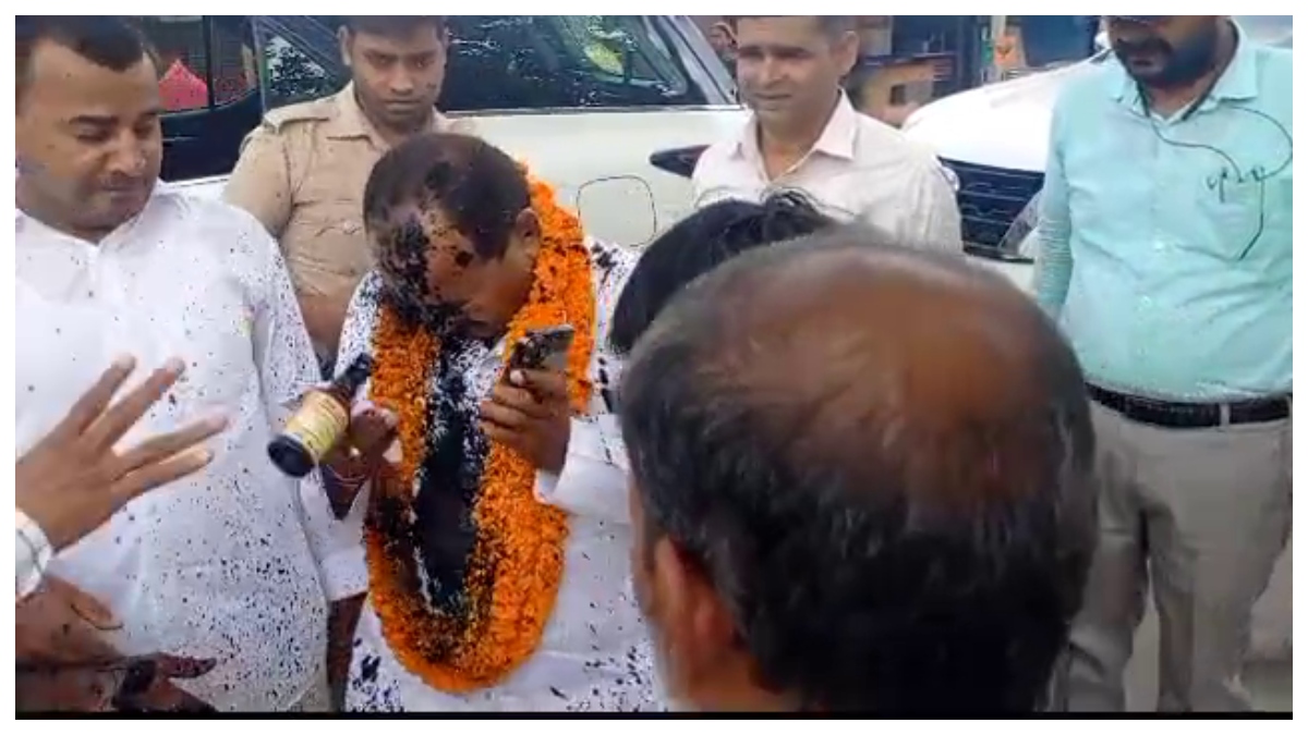 Ink was thrown at BJP candidate Dara Singh Chauhan