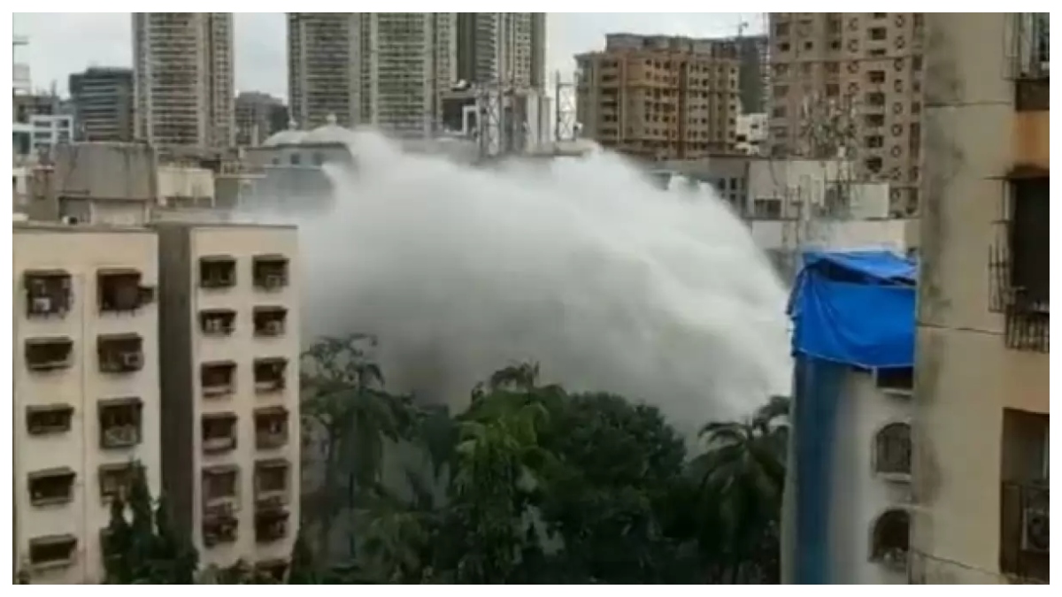 Mumbai: Water pipeline bursts in Andheri, streets flooded | WATCH viral video