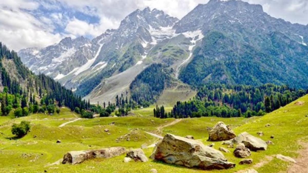 North Kashmir's LoC vicinity becomes a captivating tourist hotspot