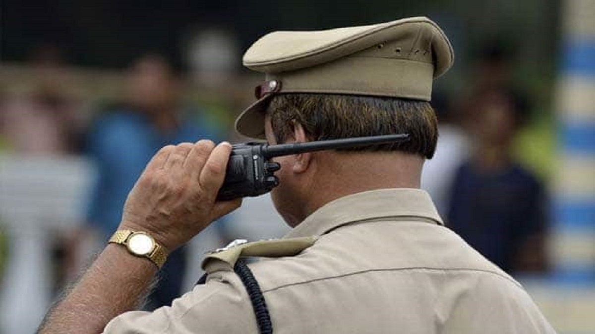 'Don't shoot me, I've...': Man with placard around neck surrenders before Uttar Pradesh Police in Gonda