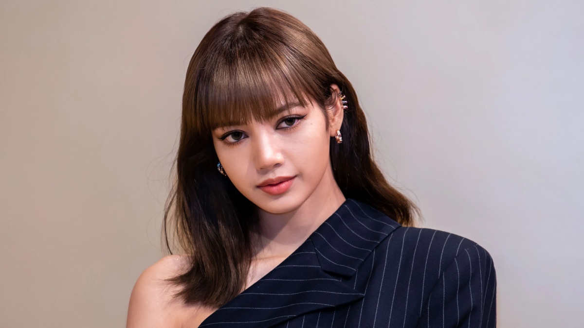 BLACKPINK's Lisa Suffers Wardrobe Malfunction On Stage; BLINKS Praise Her  For Showing Professionalism