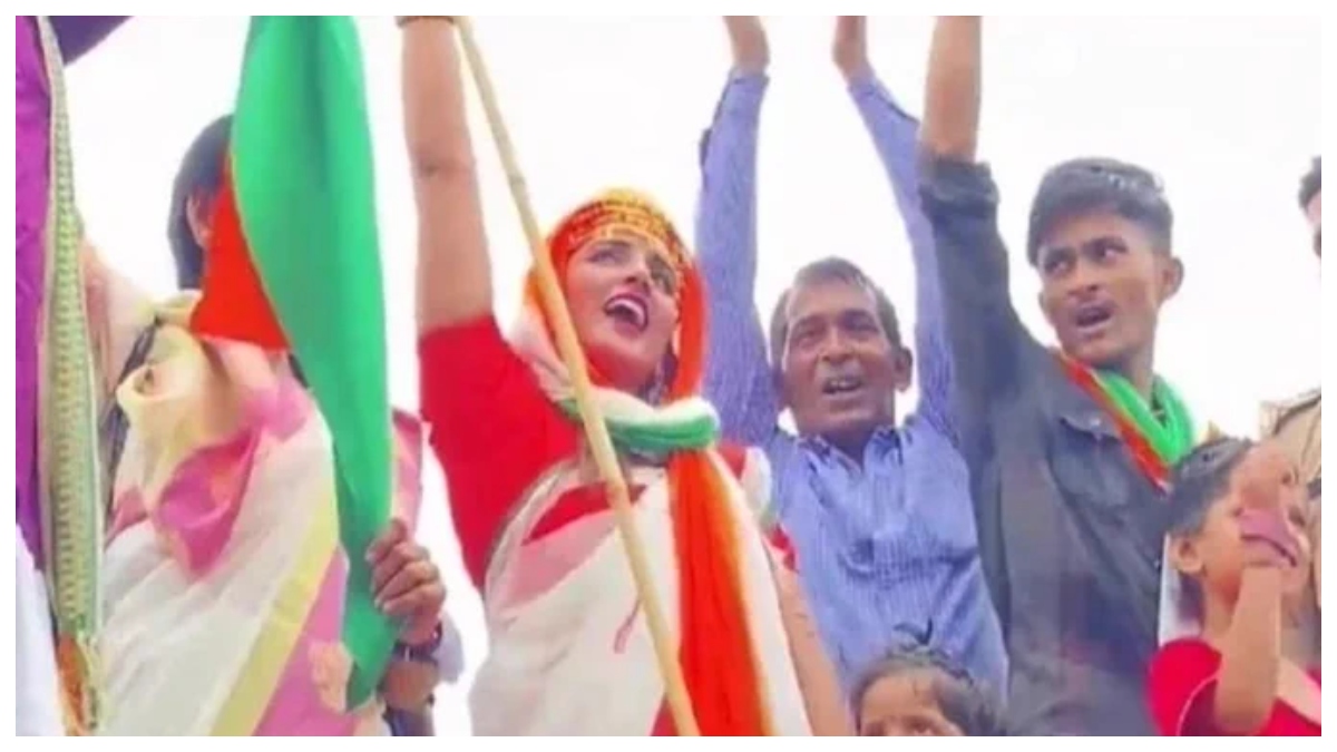 Pak's Seema Haider raises 'Pakistan murdabad', 'Hindustan zindabad' slogans, hoist flag | WATCH